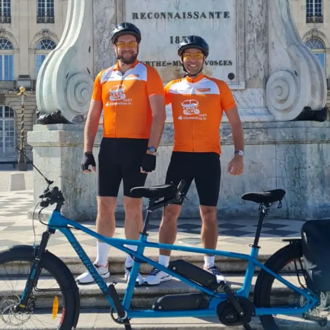 Photo de Maximilien et William devant leur tandem lors du Clementine Tour 3