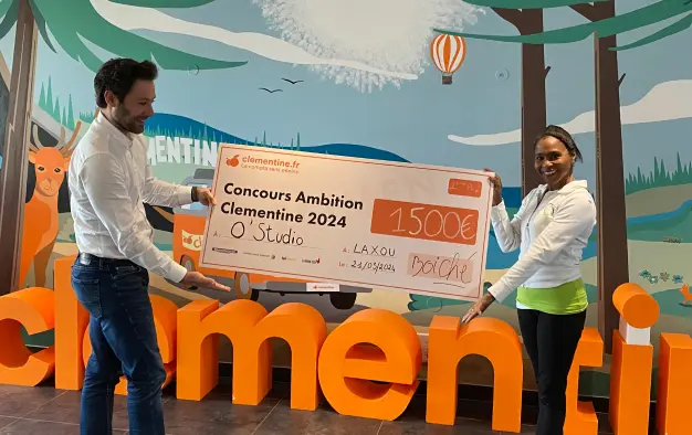 Deuxième gagnante avec son chèque de 1500 € dans les locaux de Clementine de Laxou