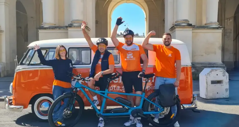 Une photo avec toute l'équipe derrière le tandem